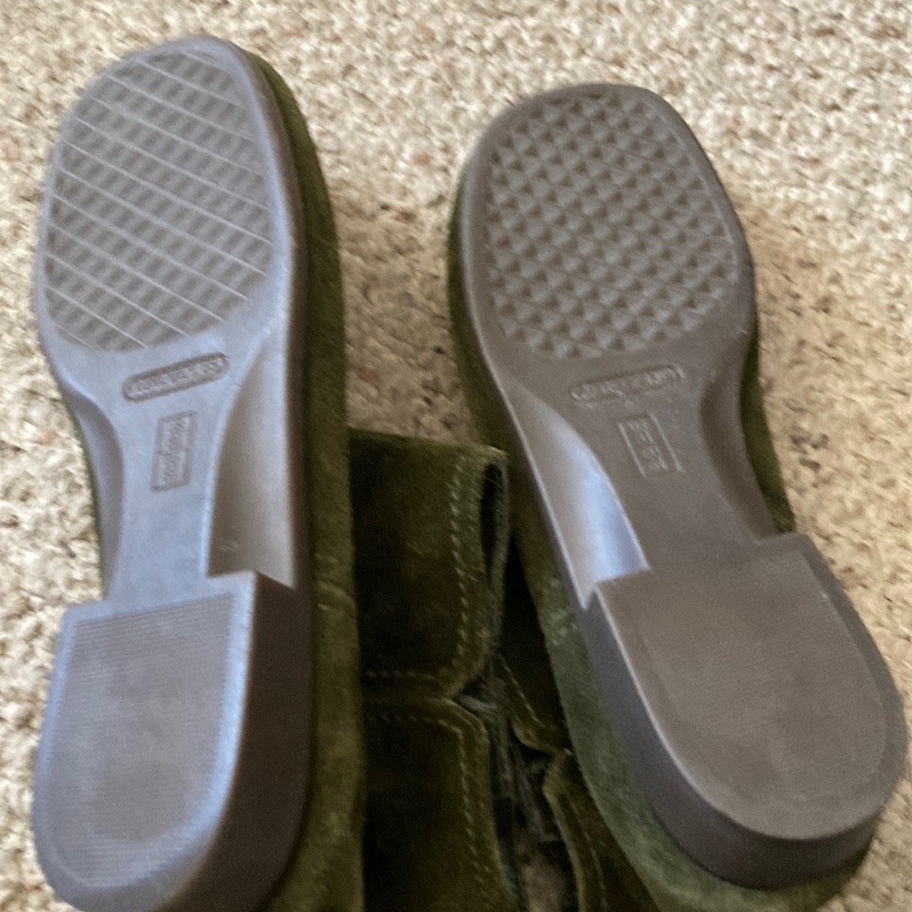 Green Aerosole booties, size 8 1/2.